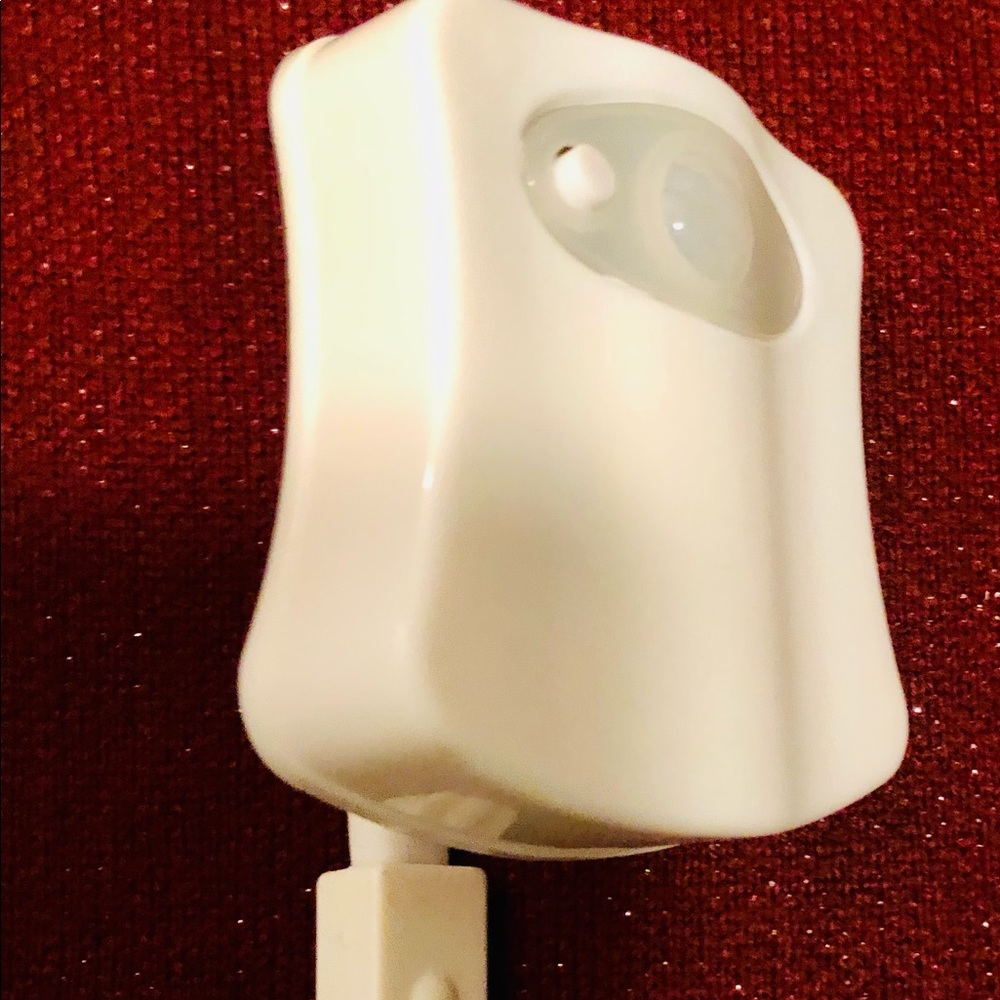 Clip on the side toilet bowl light with 8 colors to chose from! Light the stool!